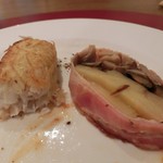 ナチュラルガーデン - クリスピーの衣がサクッと軽く真鯛の身はホックリ。ベーコンで包まれていたのは秋茄子とかキノコとか色々とお野菜が。