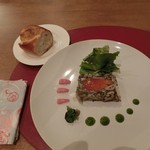 前菜。サーモン＆季節のキノコ＆とんぶりの柚子風味のゼリー寄せ。パセリソースに黒にんにくのソース。赤玉ねぎのピクルスを添えて。