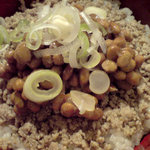 ねばり屋 - 納豆とネギをのせたところ　アップ