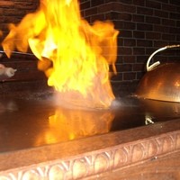 麻布十番 鉄板焼 楼漫亭 - お肉が燃えてる！！なんちゃって☆ブランデーで香り付けしてるんだって！