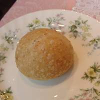 シェ・モンピエール - 焼きたて3種のパンがタイミングよく。