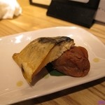 銀座魚勝 - お通し：燻製鯖と梅干