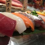 Uogashi Nihonichi Tachigui Sushi - 日替り魚がし握り980円