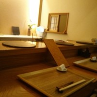 鮨処 石ばし - カウンター５席と奥に４人用座敷あり