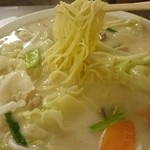 満香苑 - 野菜白湯麺の麺アップ