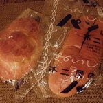 Fujiyabekari - 左：チーズパン110円　右：コーヒーサンド110円