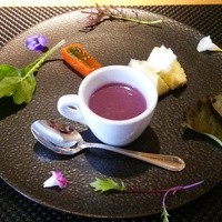 インカメラ コン テラッツァ - こだわり野菜は、紫芋のポタージュ、水茄子のパルメザン添え、赤パプリカのテリーヌの3品。