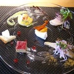アンティパスト。スモークサーモンとほうれん草のパイ包、大分産関鯖と焼き茄子のマリネ、水牛のリコッタチーズ他、計5品。