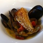 インカメラ コン テラッツァ - メインの2品目は本来ならば肉料理でしたが、魚介をリクエスト。甘鯛の鱗焼きとアクアパッツァ。カリカリの甘鯛の鱗の食感が楽しめる逸品です。