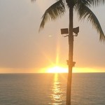 Sunset Bar - サンセット・生憎この日は雨期で、空が雲に覆われていましたが、少しの隙間から夕陽が見えました