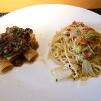 インカメラ コン テラッツァ - パスタは、ズワイガニと白菜のペペロンチーノ(スパゲッティーニ)、和牛と春菊のラグー(リガトーニ)の2種類。