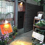 スパイスカフェ - お店の入り口＠４月