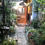 スパイスカフェ - 入り口を進むと＠４月