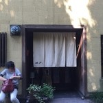 そば遊歩 - 入り口にたむろして待ちますよ