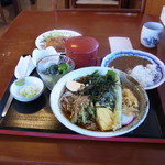 手打蕎麦 和の里 - 別注の半カレーとメンチを含め、これ全部で９８０円です