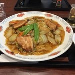 Takasaka Sabisu Eria Kudari Sen Resutoran - 中華焼きそば
      肉厚。麺に焦げ目が欲しいなぁ。