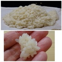 初音鮨 - 最初に「シャリ」のみ味わいます。こんな経験初めてですが、この時点はまだ角があるとか。
                  砂糖は使用せず「赤酢」と「塩」のみでお味付されています。