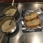 ニューくまもと亭 - なぜか置いてあるクラムチャウダーとパン。つき出しと言ったところか。