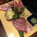 ニューくまもと亭 - 黒毛和牛ヒレ肉を300g頼んだ。下の肉はいいとして、上のはヒレ肉のシッポの部分、いわゆる屑肉だ。なめられたもんである。