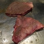 ニューくまもと亭 - 三角の屑肉はどうしようもない。筋だらけだ。