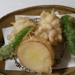 ひろ作 - 雲子（鱈の白子）、伏見唐辛子、ポロ葱の天ぷら。