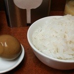 Miso ichi - 20円以上の募金で煮玉子（左）、時間帯（夜の20時まで）で無料の麦メシ（右）