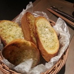 熟成和牛ステーキ グリルド エイジング・ビーフ - ガーリックトースト