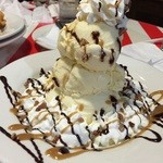 T.G.I. Friday's - 夜 誕生日が近いことを伝えると持ってきてくれる山盛り生クリーム&アイス
