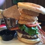 T.G.I. Friday's - 昼 ULTIMATE JACKDANIEL`S BURGER 側面から