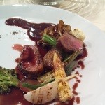 レストラン ワタナベ - メインの鴨のロースト　写っている他に、もう二つの鴨ブロックがあります～