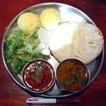 タンドールバル カマルプール - カマルランチ（カレー2種、チーズクルチャ）1050円