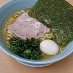 秀吉家 - ラーメン中盛り 玉子付き なかなかのボリューム 