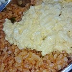 肉のマルタケ - スクランブルエッグ＋チキンライス＝オムライス！