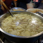 景美曾家 麻油雞 (第一家口味) - たっぷりの筍を鶏スープで煮たてます。