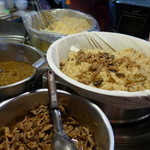 景美曾家 麻油雞 (第一家口味) - 常連さんに向けて油飯の支度が並ぶ夕暮れ時。