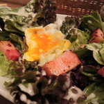 bistro D - シーザーサラダ ポーチドエッグ添え
      お安いのにボリューム満点！
      ほぼ毎回これを頂いてるよ。
