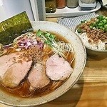 DAIKUMA - 鶏烏賊醤油　ピリ辛挽肉ご飯　チャーシュー２枚は　サービス