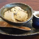 E’s cafe - 豆乳と黒ごまのなめらかムース　沖縄黒糖黒蜜をお好みで