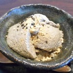 E’s cafe - 豆乳と黒ごまのなめらかムース　沖縄黒糖黒蜜をお好みで