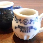 E’s cafe - 豆乳と黒ごまのなめらかムースの沖縄黒糖黒蜜入れが可愛い