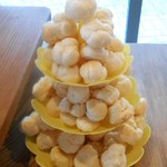 E’s cafe - レジ横のディスプレイはクロカンブッシュ