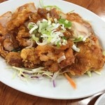 土鍋・大餃子 - 油淋鶏
            土日祝日限定のランチメニューのメイン。
            ご飯、スープ、ナムル、漬物、春巻が付いて、¥700でした。
            揚げ物だけど、さっぱりといただけて◎(*^^*)