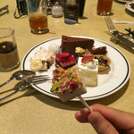 グランサンク - 2015/11/4 スイーツの様子。 ケーキ全種類を写真に撮りました。 フルーツ等は別にあります(=ﾟωﾟ)ﾉ