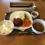 スウィングマーケット　カフェ - 2015年10月
月曜日日替りランチ
チーズ入りメンチカツ