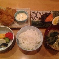 飯家くーた 銀座七丁目店 - ランチ、鮭とカキフライ。どんな選び方も自由。ごはん、味噌汁は、おかわり自由。