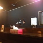 ひげ坊主 - H.27.5.5.昼 カウンター席中ほどから厨房(奥)方向