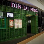 DIN TAI FUNG - ショッピングセンターの向かって右奥１階にあります