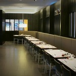 DIN TAI FUNG - 入口より店内方面右がオープンフロア席、左は仕切られた席