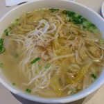 DIN TAI FUNG - 酢漬け野菜と豚肉の麺