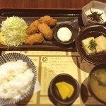 とりぼん - とりぼんにて、ランチ定食。ごはん、味噌汁に加えて、おかず3品を自由に組み合わせるスタイルがいいですね！100円増しで、おかずが1品増えるのもいいですね^ ^ドリンクバー付きで780円は安い！(^^)